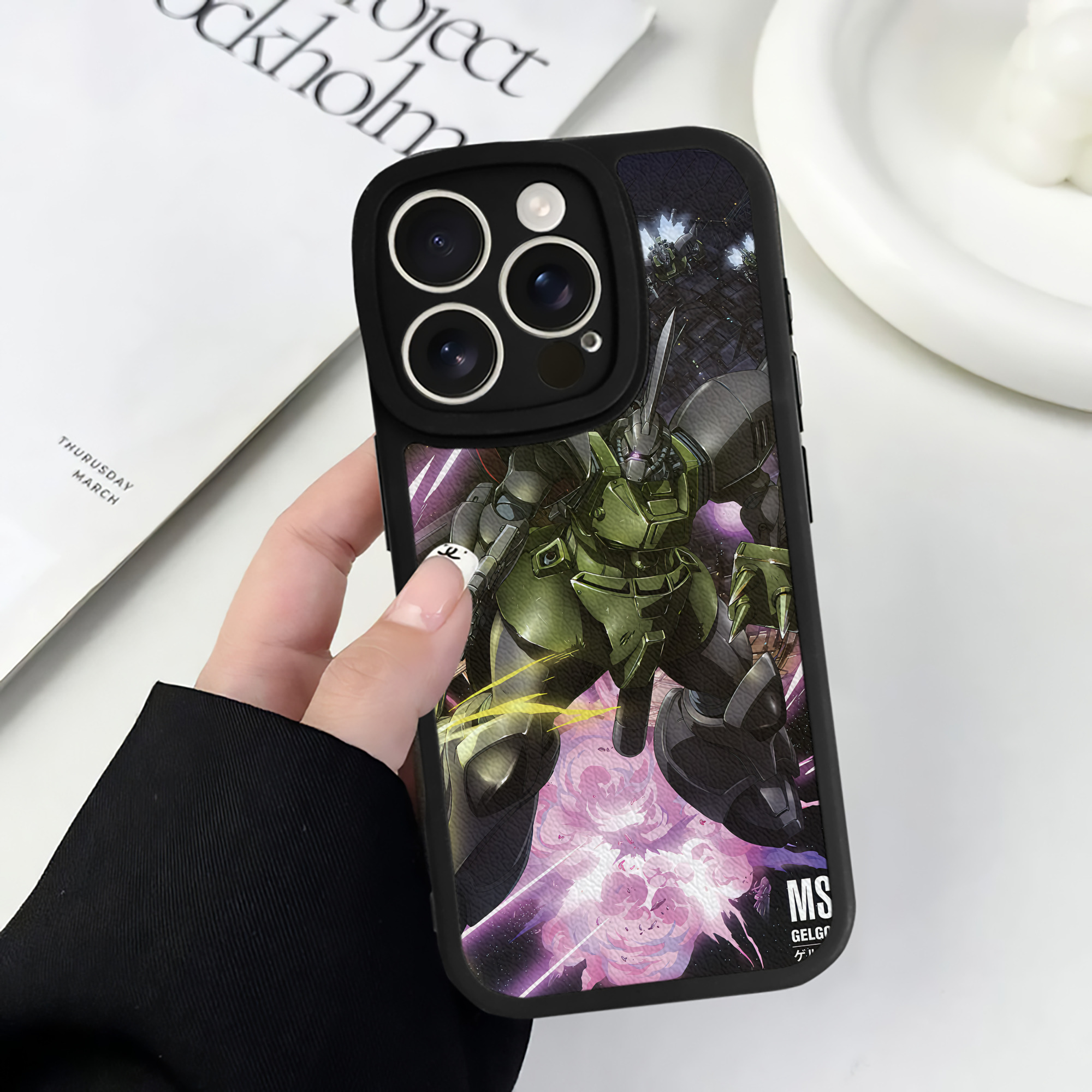 （画像用） 機動戦士ガンダム Mobile Suit Gundam 【iPhone 16シリーズ対応】シリコンスマホケース（レザー調） 材質：シリコン